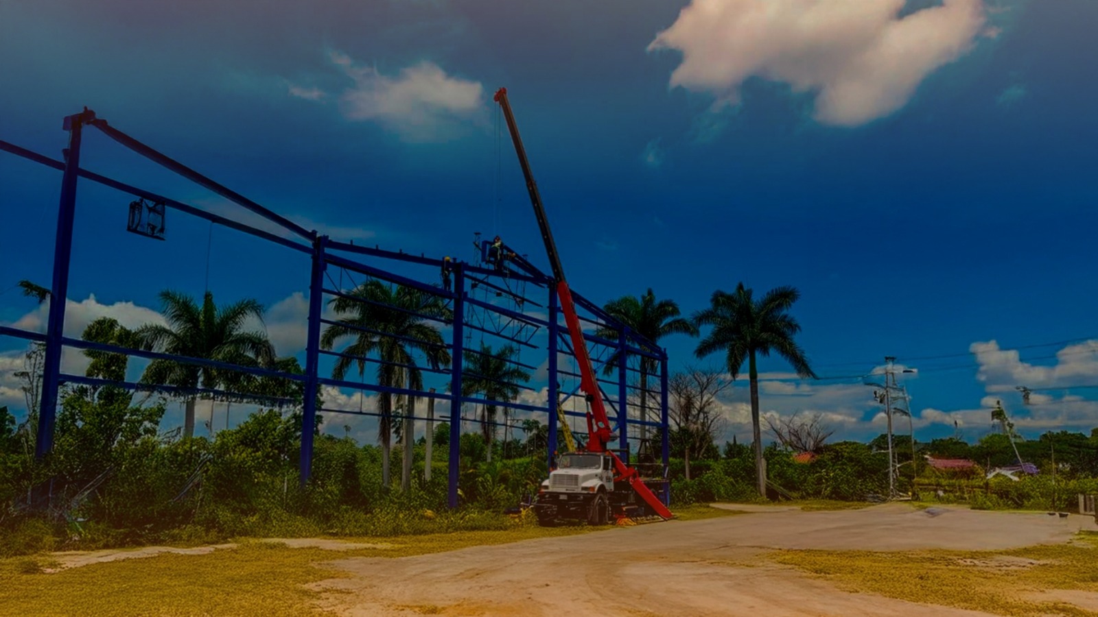 Izaje de precisión para cubiertas metálicas en bodegas industriales - Supercargas